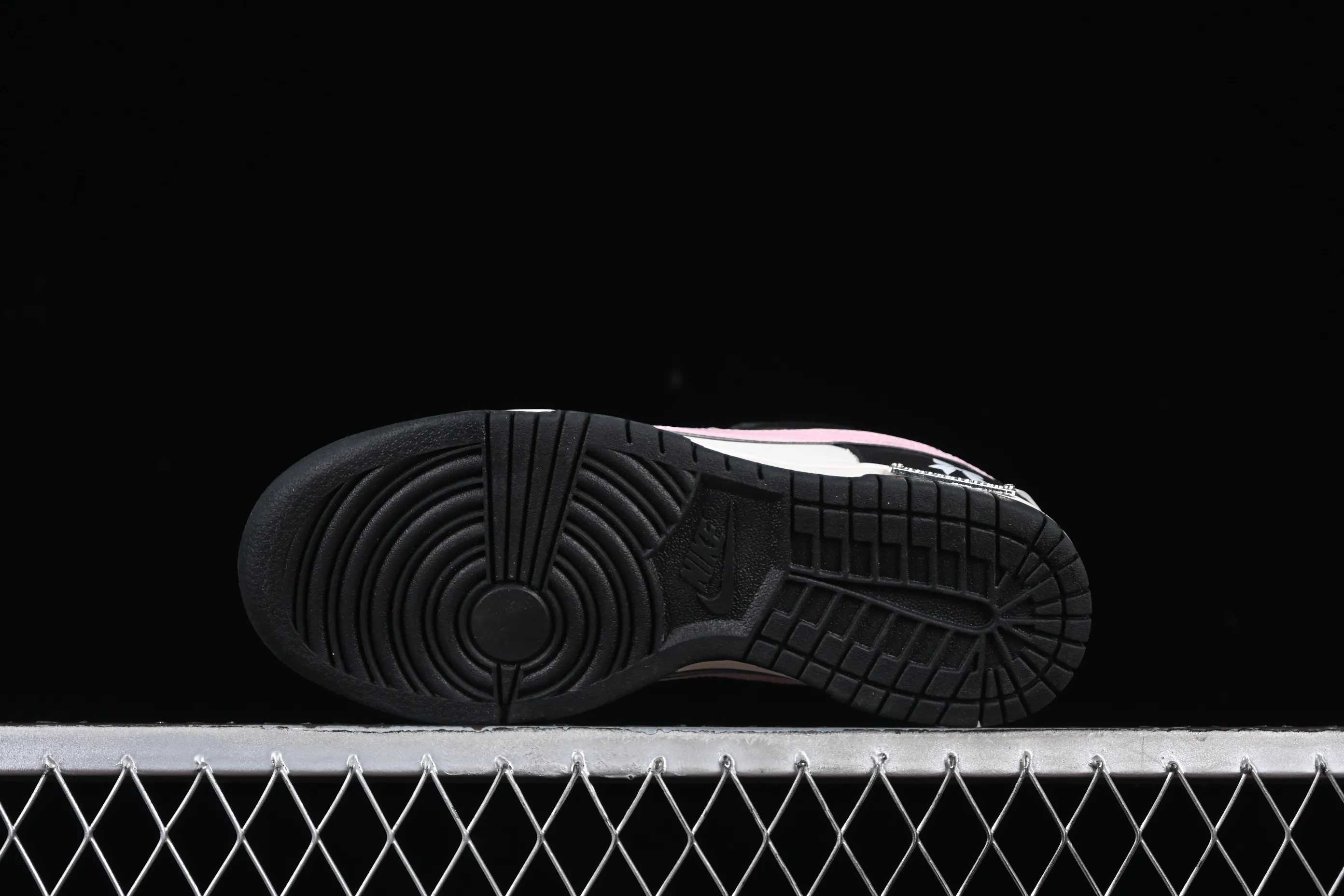 All categories Nk SB Dunk series Nk SB Dunk Low low-top sneakers Nk SB Dunk Low bow tie black and white pink low-top casual sneakers BP1220-009